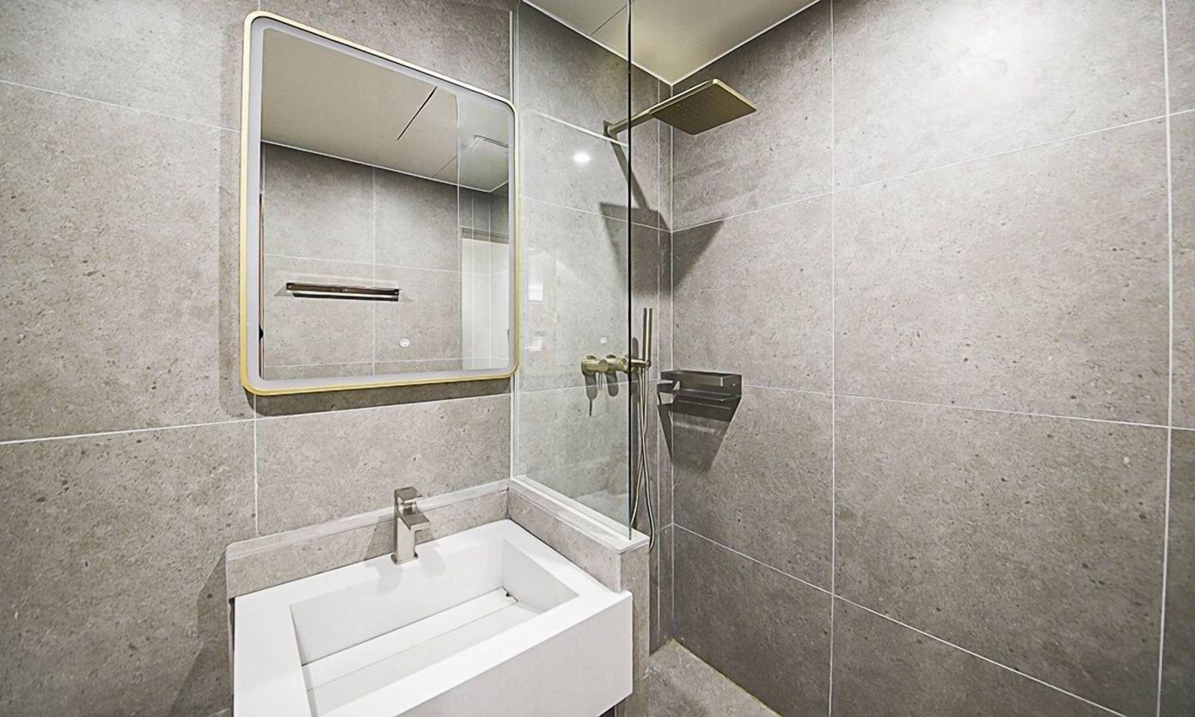 Deluxe Double Room | Bathroom | Shower, free toiletries, hair dryer, bathrobes