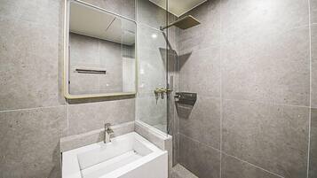 Deluxe Double Room | Bathroom | Shower, free toiletries, hair dryer, bathrobes