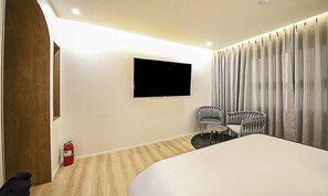 Decoración personalizada, muebles diferentes, escritorio y wifi gratis 