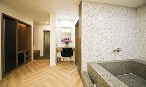 Deluxe Suite Room | Individually decorated, individually furnished, desk, free WiFi - Tongyeong Tourist Hotel (Tongyeong)