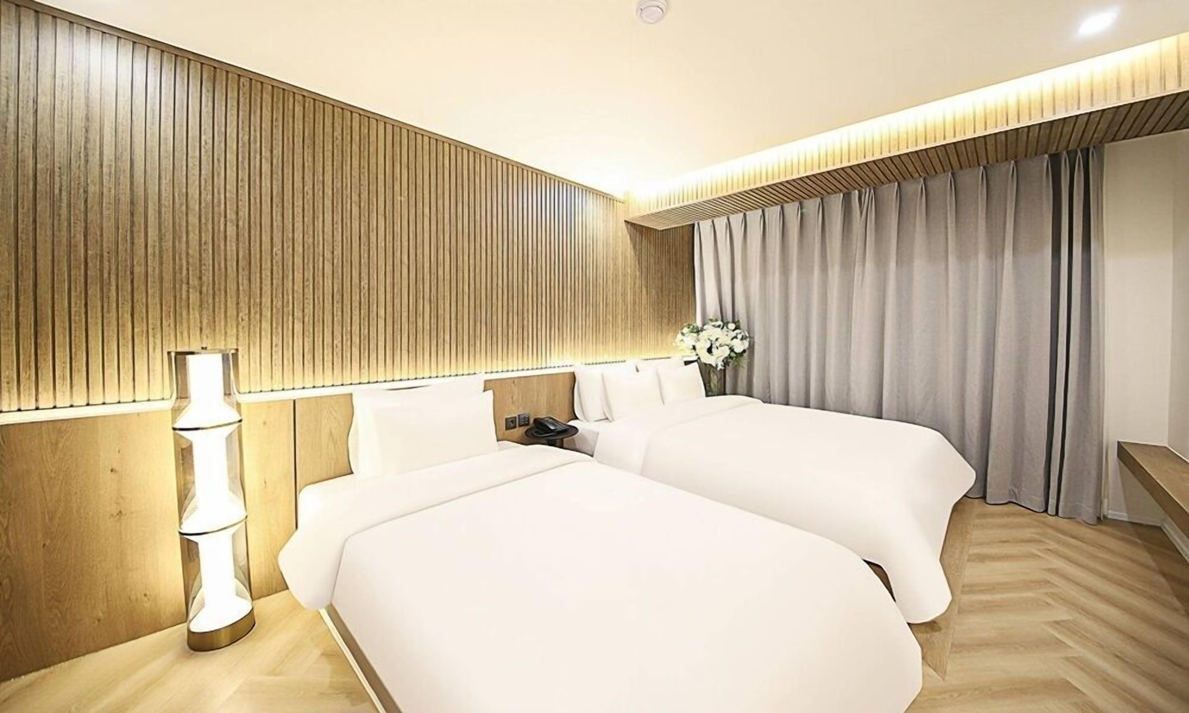 Chambre Deluxe avec lits jumeaux | Décoration personnalisée, ameublement personnalisé, bureau