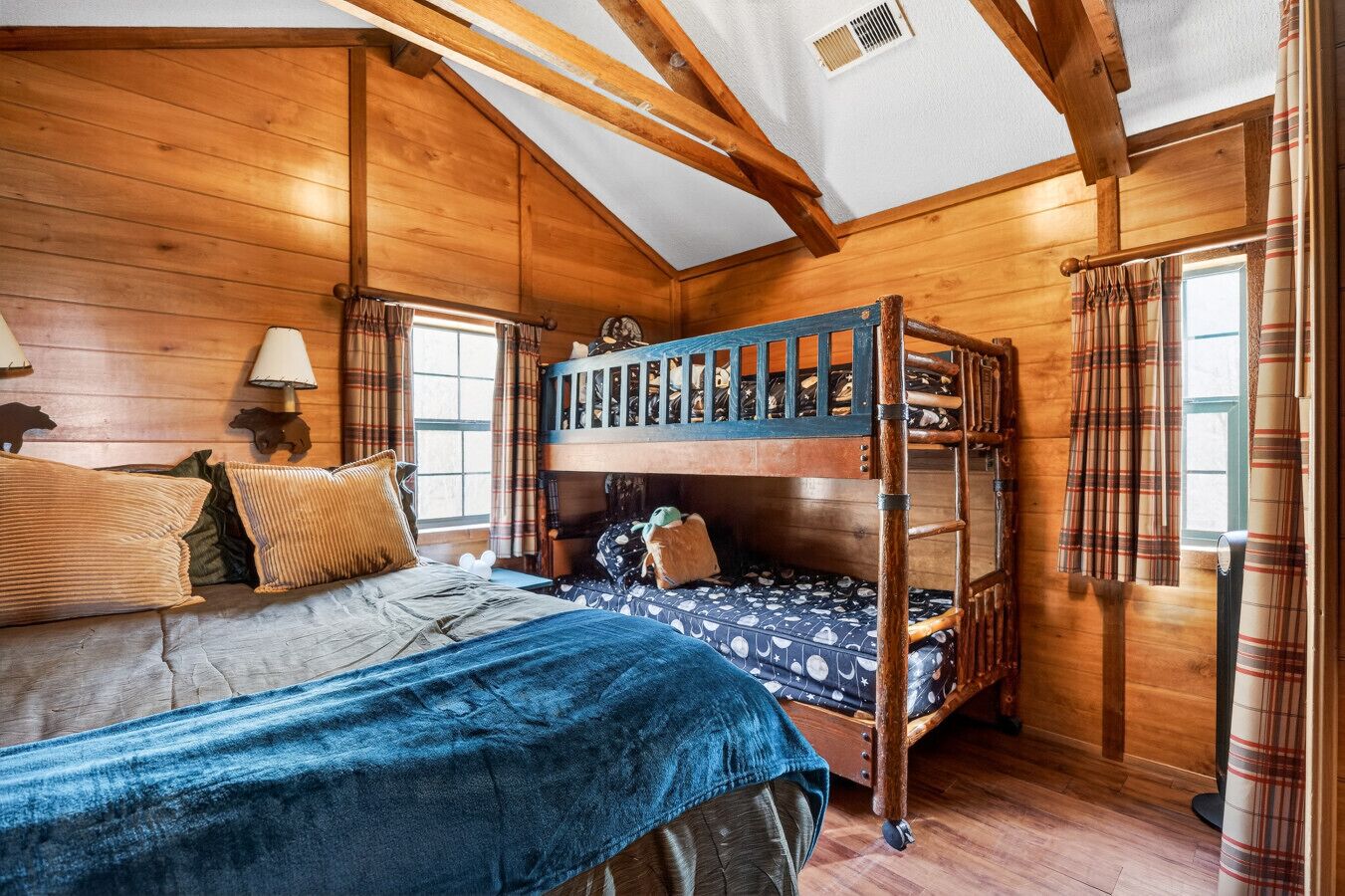 Skrivebord, wi-fi og sengetøy