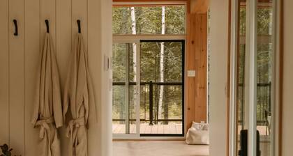 Chalet moderne avec spa et foyer en pleine nature 15 mins deux montagnes de ski