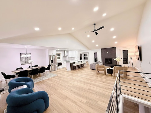 Newly Renovated Home. Game Room, Large Deck with Grill, TVs in every room