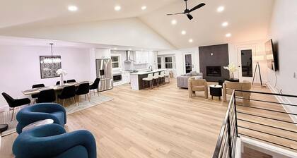 Newly Renovated Home. Game Room, Large Deck with Grill, TVs in every room