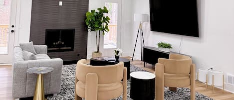 Téléviseur connecté, foyer, table de baby-foot, table de ping-pong