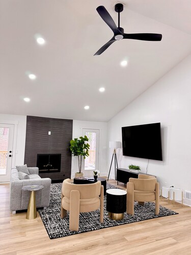 Newly Renovated Home. Game Room, Large Deck with Grill, TVs in every room