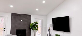 Newly Renovated Home. Game Room, Large Deck with Grill, TVs in every room