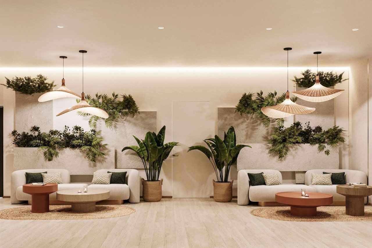 Un salon moderne avec deux canapés, une table basse et des lampes suspendues.