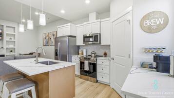 Jääkaappi, mikroaaltouuni, uuni, liesi