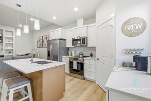 Jääkaappi, mikroaaltouuni, uuni, liesi