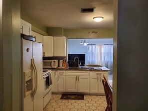 Private kitchen - Spacious 2-bedroom house in Port St. Lucie (Port St. Lucie)