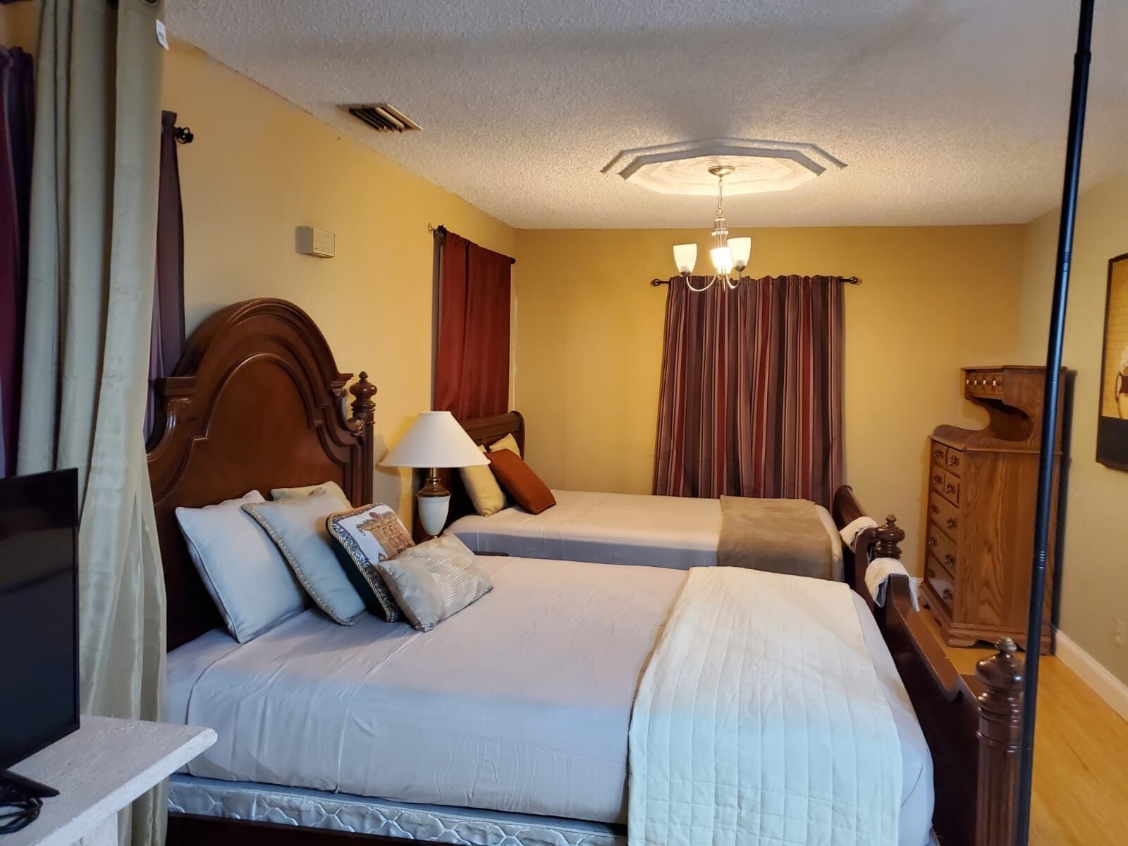 Iron/ironing board, WiFi, bed sheets