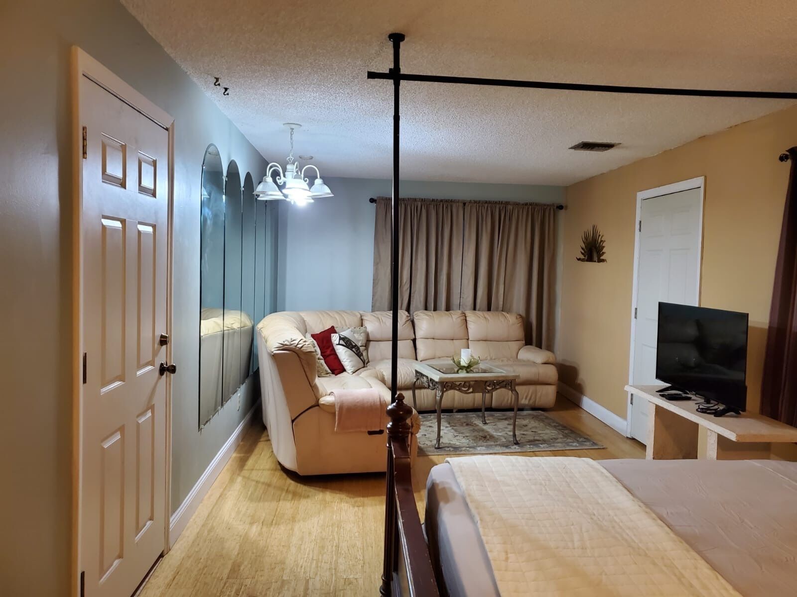 Iron/ironing board, WiFi, bed sheets