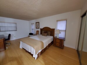 Tabla de planchar con plancha, wifi y ropa de cama 