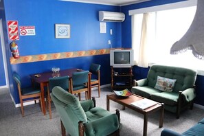 Living area - Atlantis Backpackers (Picton)