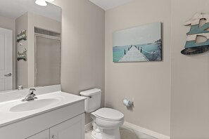 Een douche, een haardroger, handdoeken