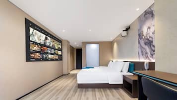 Luksus-dobbeltrom, byutsikt | Skrivebord, skrivebord for bærbar PC og blendingsgardiner