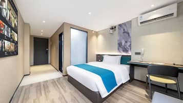 Escritorio, espacio para trabajar con laptop y cortinas blackout