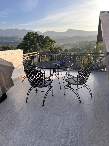 Elegant Mountain View 2 BR Bungalow Near Kandy’s Iconic Landmarks with a rooftop