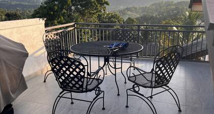 Elegant Mountain View 2 BR Bungalow Near Kandy’s Iconic Landmarks with a rooftop