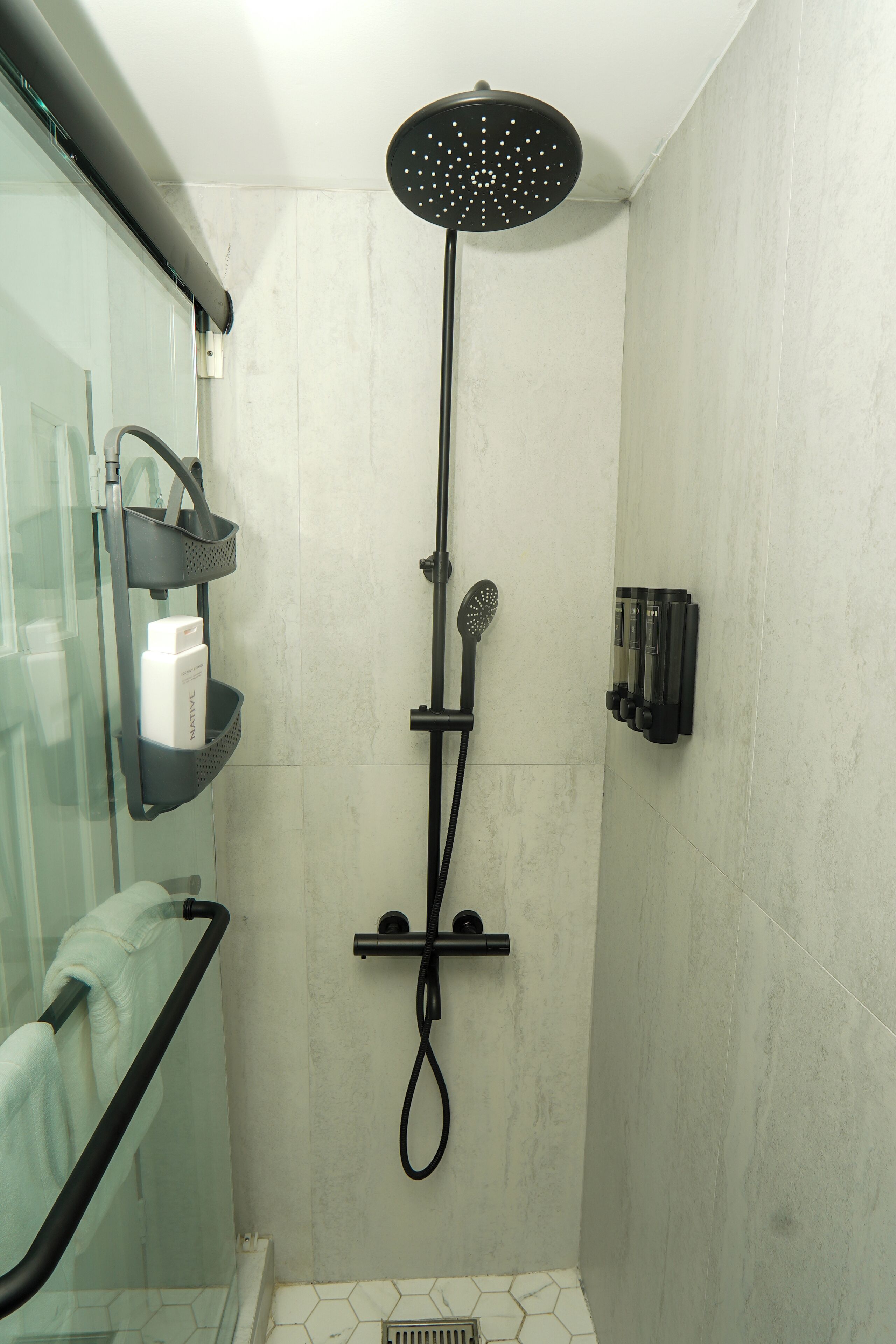 Chuveiro, secador de cabelo, toalhas de banho, sabonete