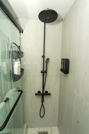 Suihku, hiustenkuivaaja, pyyhkeet, saippua