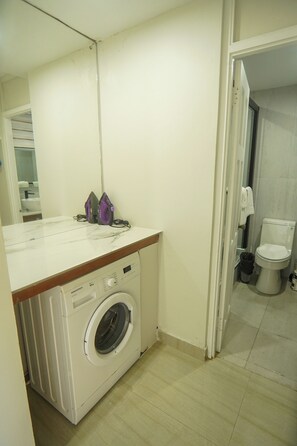 Shower, hair dryer, towels, soap - 1 Min from MBJ Airport; Cozy Studio; AC; Wi-Fi (Montego Bay)