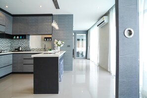 Kühlschrank, Mikrowelle, Herdplatte, Wasserkocher mit Kaffee-/Teezubehör