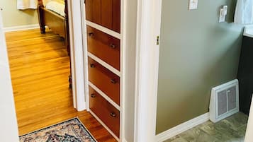 2 bedrooms, desk, iron/ironing board, free WiFi