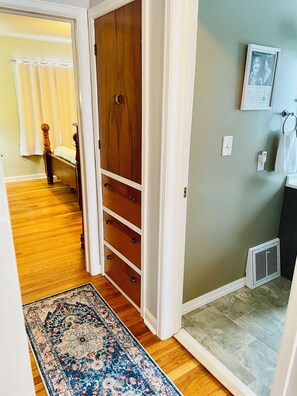 3 habitaciones, escritorio, tabla de planchar con plancha y wifi gratis 