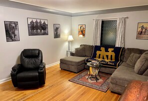 Smart TV, books - Notre Dame or Memorial hospital in minutes.
~Vintage charm with modern comfort~ (South Bend)