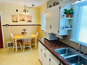 Fridge, microwave, oven, stovetop - Notre Dame or Memorial hospital in minutes.
~Vintage charm with modern comfort~ (South Bend)