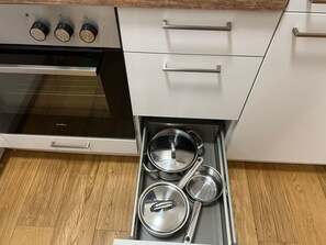 Kühlschrank, Ofen, Kochgeschirr/Geschirr/Besteck