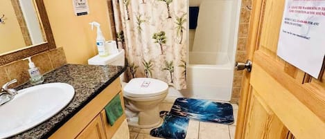 Haartrockner, Handtücher, Seife, Toilettenpapier