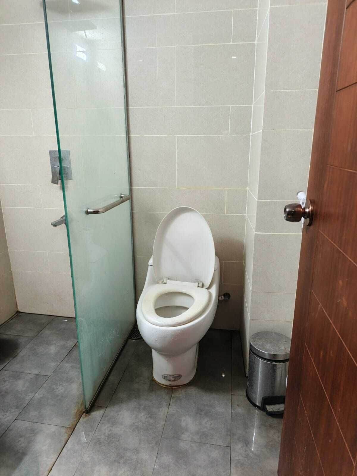 Badekar, toalettartikler (inkludert), håndklær og såpe