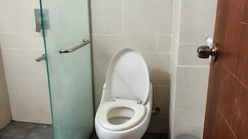 Badekar, toalettartikler (inkludert), håndklær og såpe