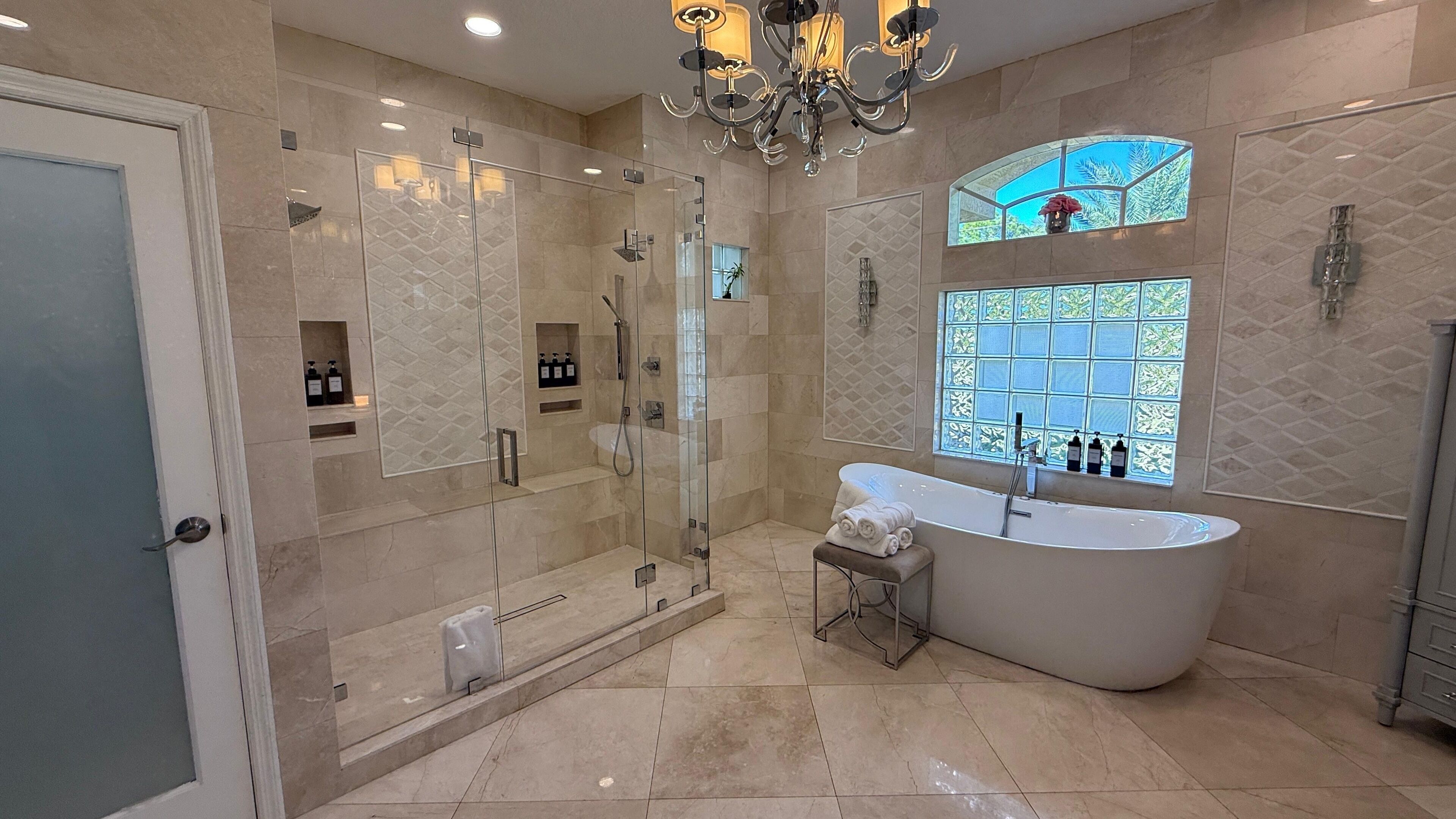 Douche, baignoire à jets, serviettes fournies, savon