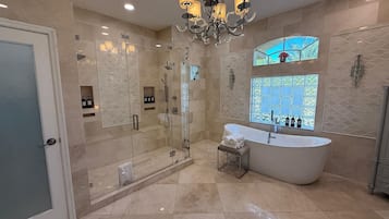 Douche, baignoire Ă jets, serviettes fournies, savon