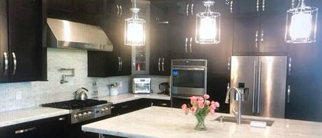 Fridge, oven, stovetop, dishwasher