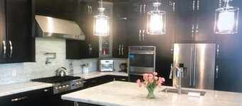 Modern Estate 1.25 acre, Soccer, Basketball, Safari, PGA Nat’l, Chef’s Kitchen