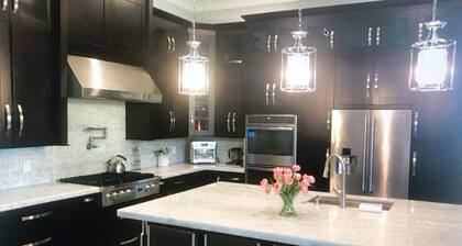 Modern 1+ acre, Corporate Ready, Relocation, minutes to PGA Nat’l,Chef’s Kitchen