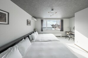 Escritorio, tabla de planchar con plancha y wifi gratis 