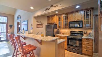 KĂŒhlschrank, Mikrowelle, Ofen, Herdplatte