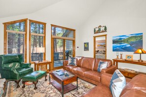 Smart-TV, Kamin, Bücher