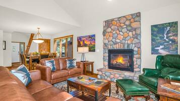 TV connectée, cheminée, livres