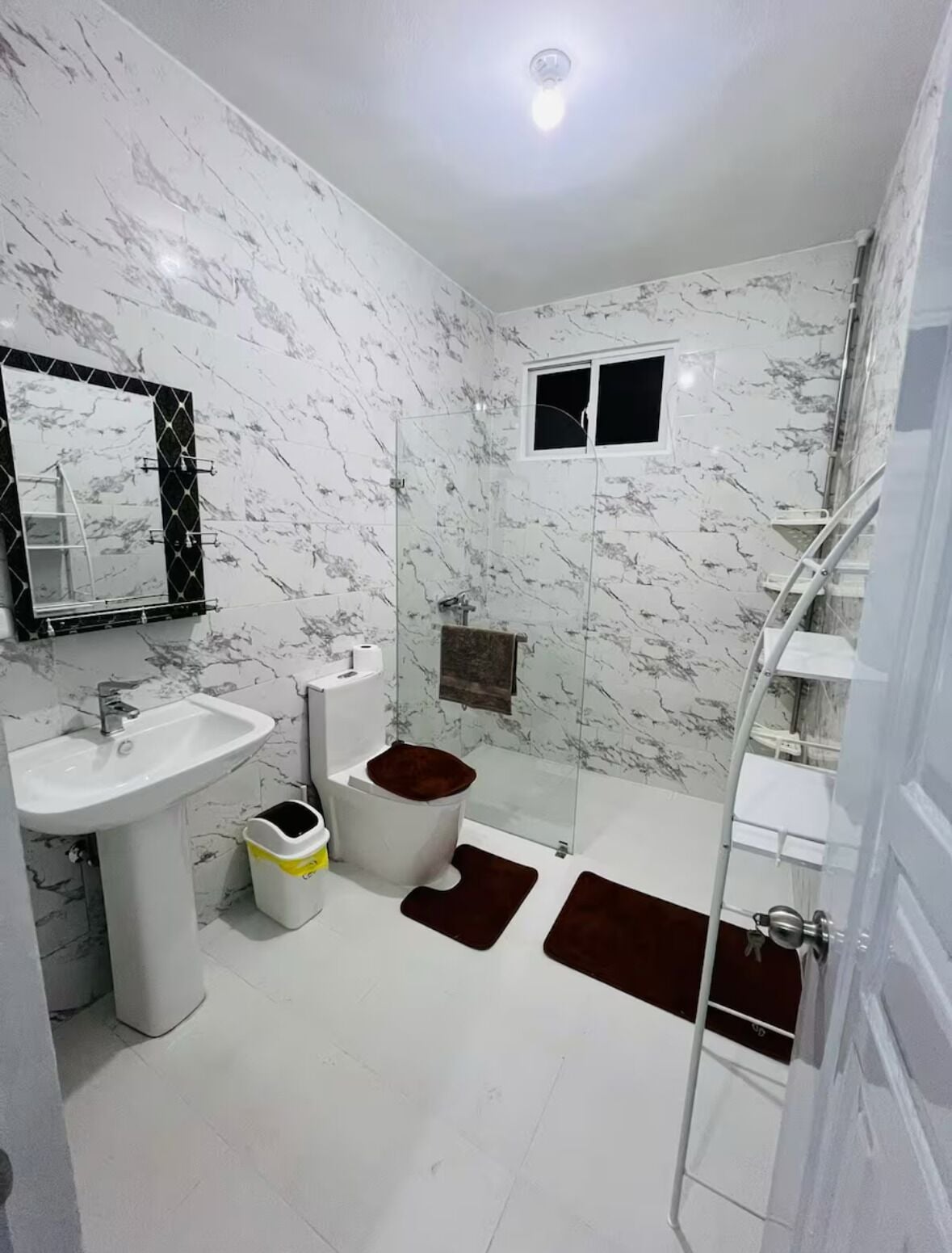 Een douche, handdoeken, zeep, toiletpapier