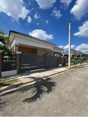 Property grounds - Spacious, Luxurious & modern house with 3-bedroom in Bonao. (Bonao)