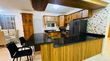 KĂŒhlschrank, Mikrowelle, Ofen, Herdplatte