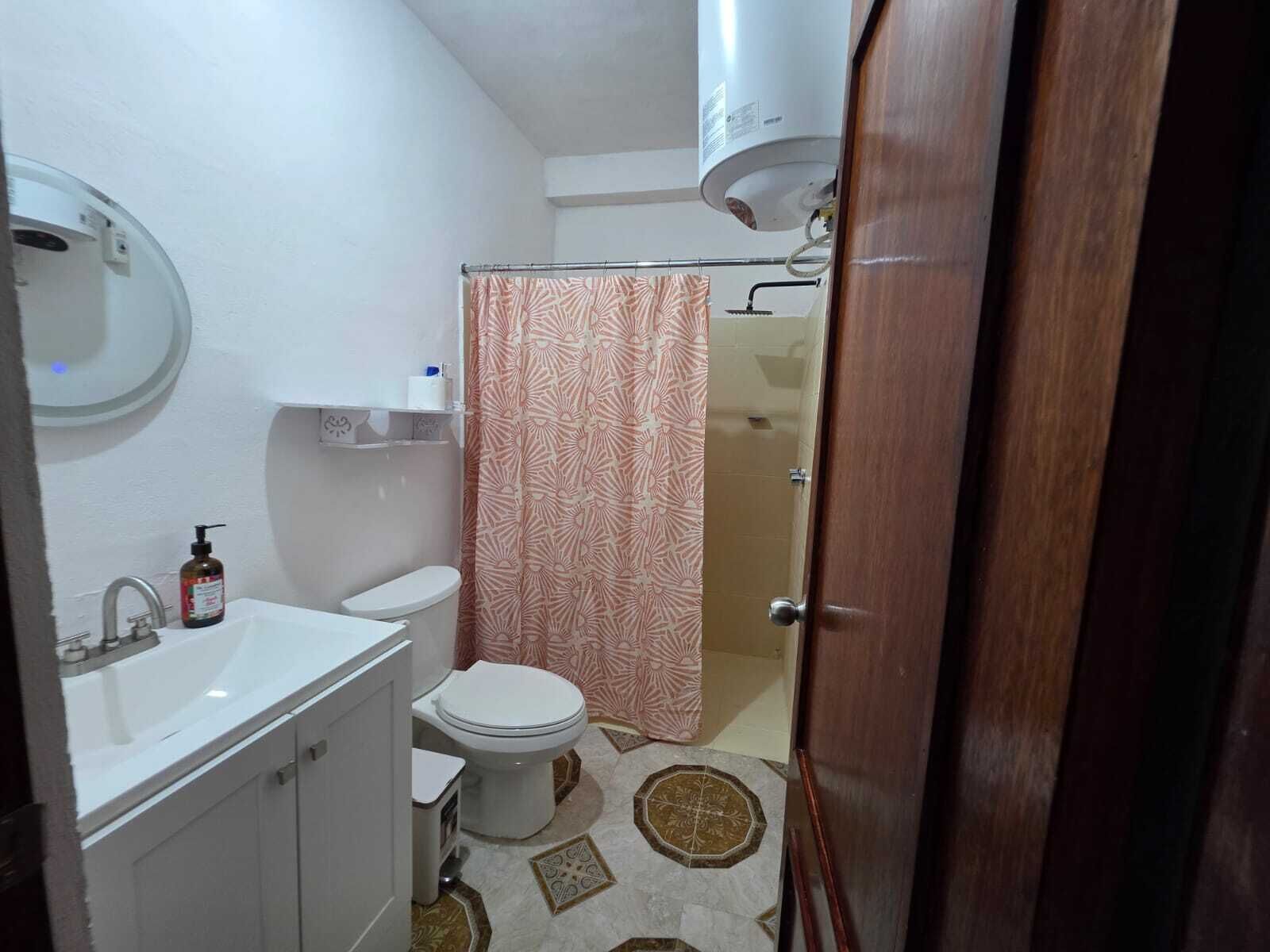 Douche, serviettes fournies, savon, papier toilette